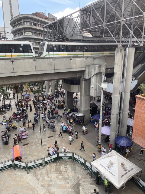 vendors outside the barricade at Parque Berrío metro station