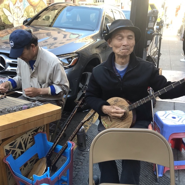 street performers in Chinatown
